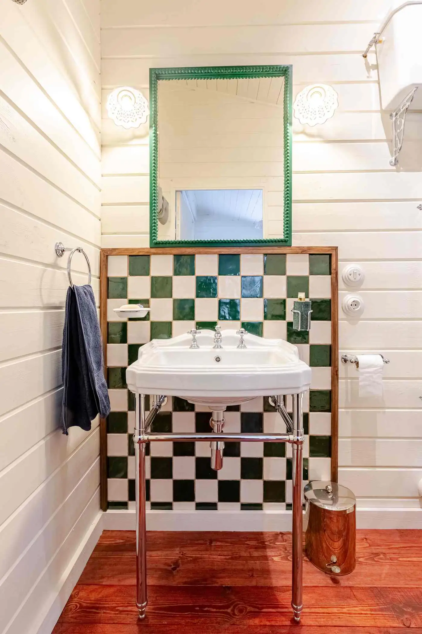 Le lavabo et son zellige vert en damier