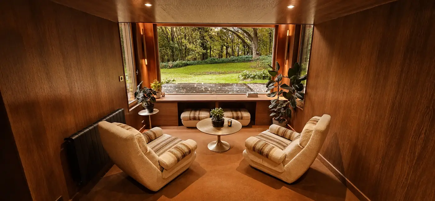 Le salon avec ses fauteuils et sa table basse