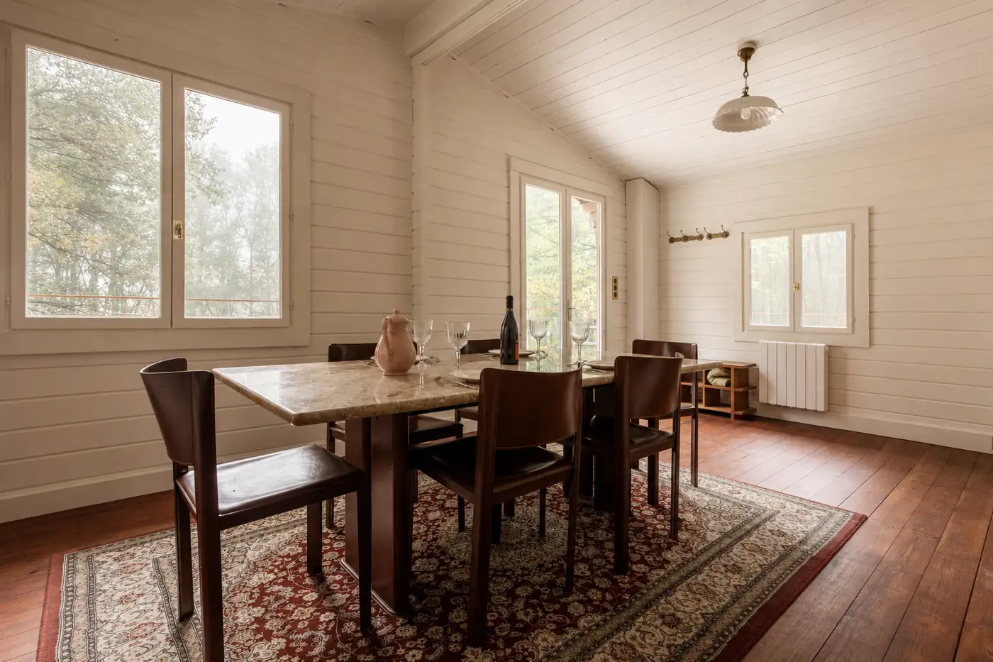 Salle à manger baignée de lumière